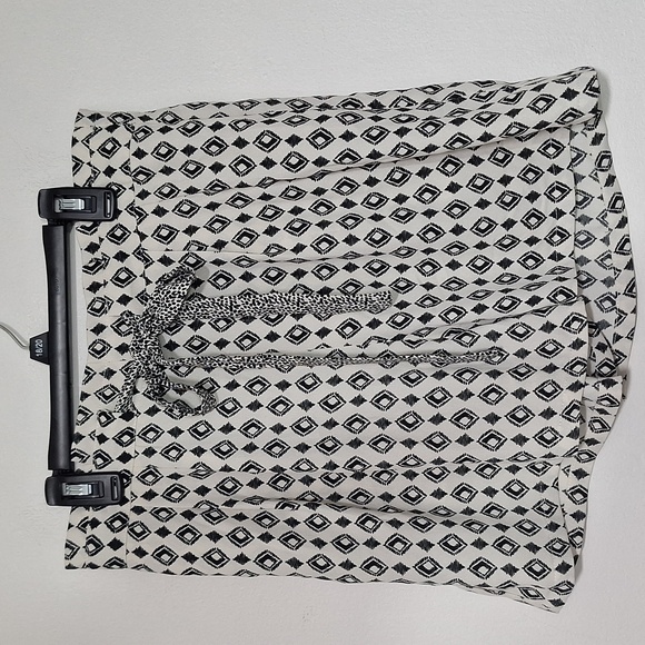DR2 Black and Cream Shorts Geo Print Print Medium NEW - Picture 1 of 8